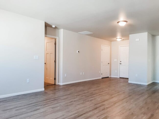 Building Photo - 2 BED/2 BATH/ 2 CAR GARAGE