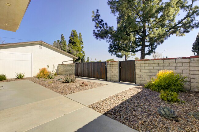 Building Photo - 10499 Yolanda Ave