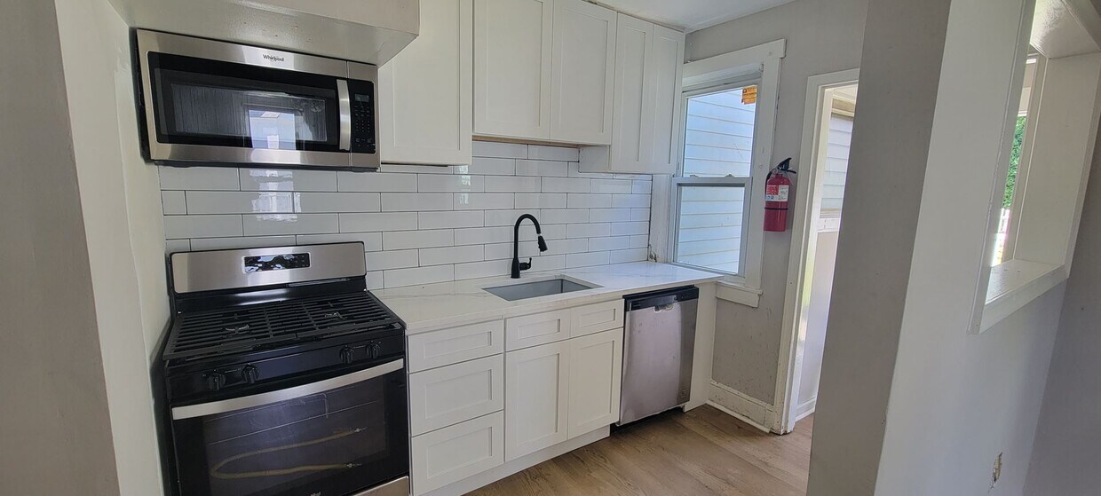 Primary Photo - Spacious 3 Bedroom TownHouse!