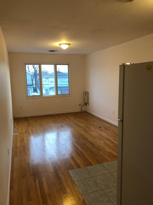 Living Room/ dining shared with kitchen - 143 Vedder Ave