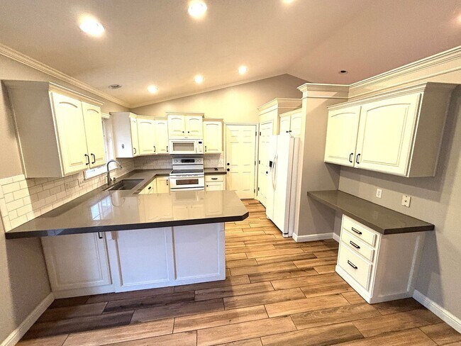 Building Photo - Beautiful Home for lease in great location!