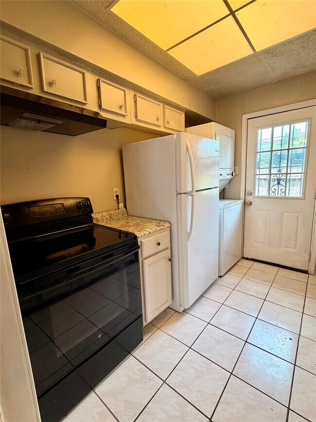 Foto del edificio - 7700 Creekbend Dr