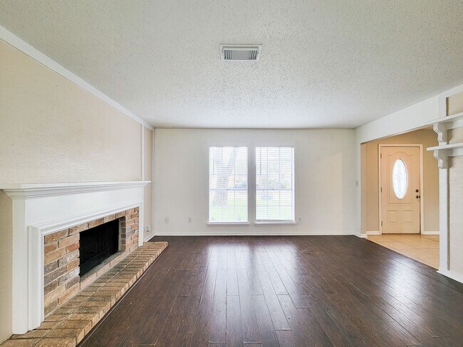 Foto del edificio - Welcome home to a bright & spacious retreat in sought-after Steeplechase where comfort, function ...