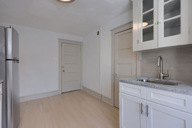 Building Photo - 40 W James St