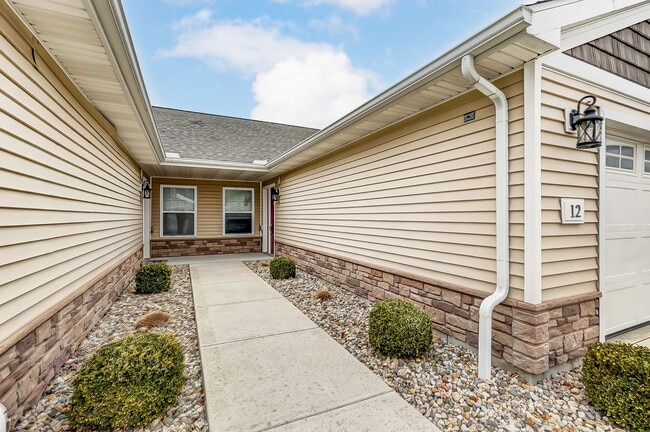 Building Photo - Victory Place Villas - 2 Bedroom, 2 Bathroom - End Unit