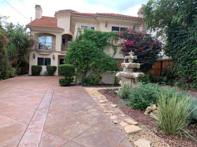 Foto del edificio - Luxury master piece big family house. Gust...