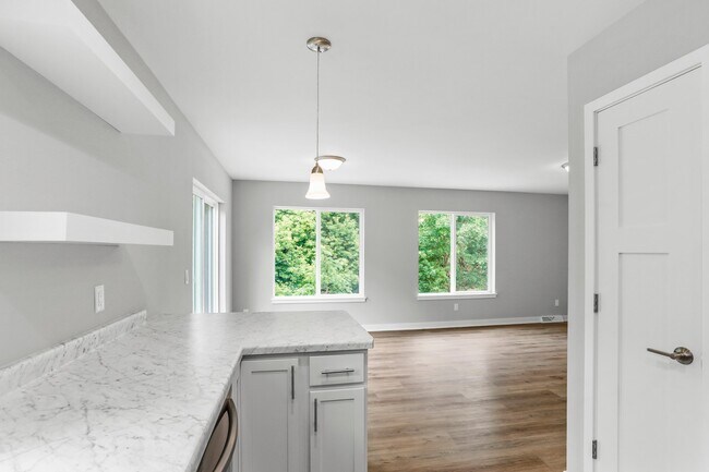 La cocina se integra con el comedor. - 200 Chalet Dr