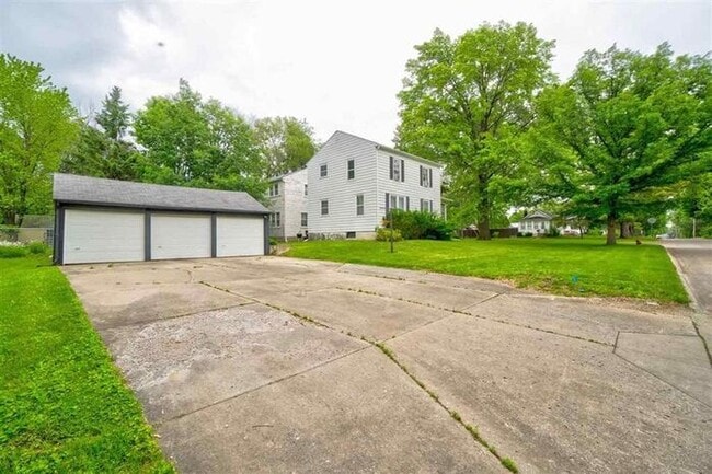 Building Photo - $1,100 | 2 Bedroom, 1 Bathroom 1st Floor Apartment | No Pets | Available for an Immediate Move In!