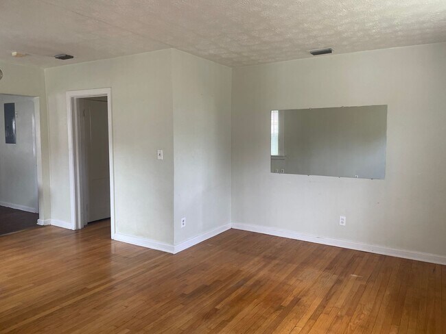 Building Photo - Very nice, spacious fenced in 3/1 for rent...