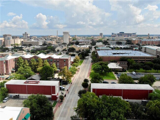 Building Photo - Available Now! 1 Bed, 1 Bath in Northgate