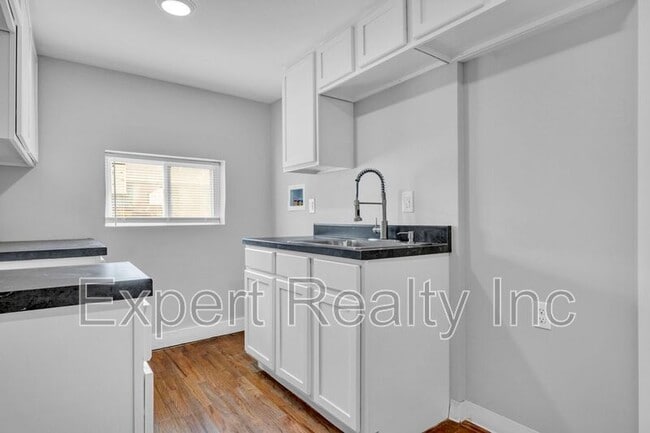 Building Photo - 546 55th St