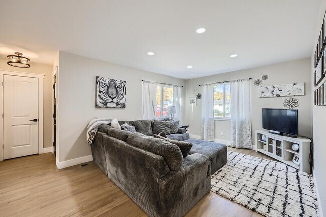 Building Photo - 1611 Tesla Dr