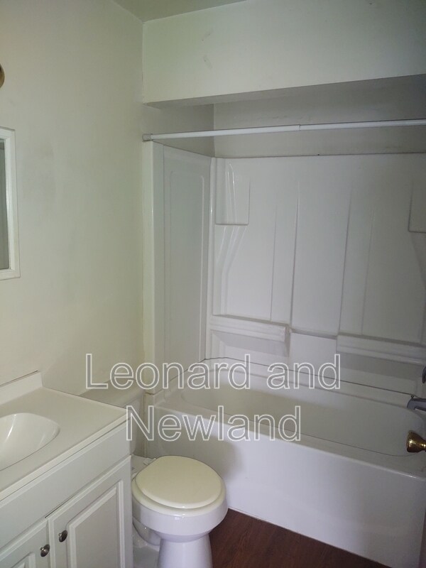 Foto del edificio - 584 Harding Rd