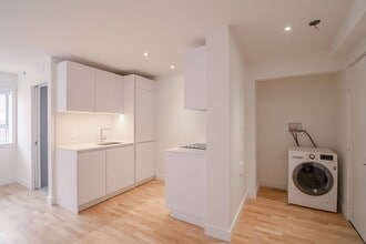 Building Photo - 25 Av des Pins O