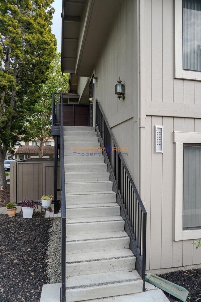 Foto del edificio - 2 Bed | 2 Bath | Light, Bright & Airy Cond...