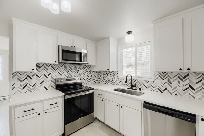 Foto del edificio - 14115 Admiralty Way