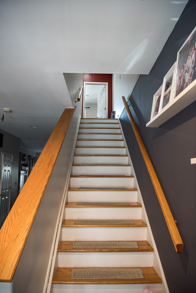 Pasos al segundo piso - 1623 Swain St