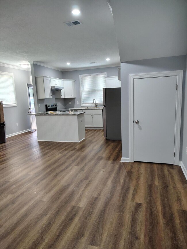 Foto del edificio - 1061B Pinecrest Ave NW
