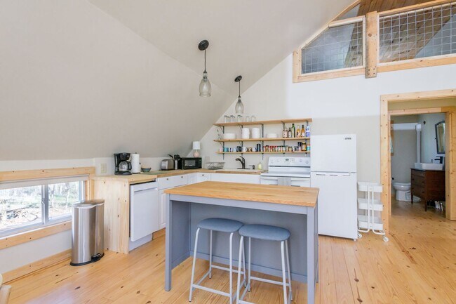 Foto del edificio - Barn-Style Modern Farmhouse with Mountain Views in Candler — 30 Minutes to Downtown Asheville