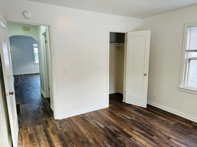 Building Photo - One Bedroom, One Bath, Freshly Painted wit...
