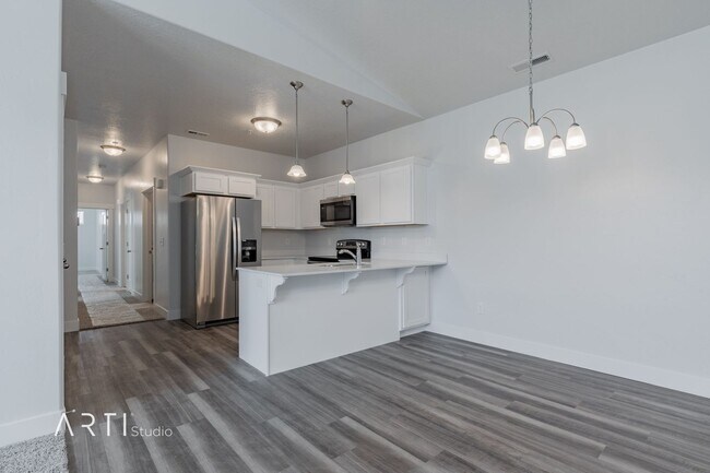 Foto del edificio - **Modern Comfort Awaits in Saratoga Spring...