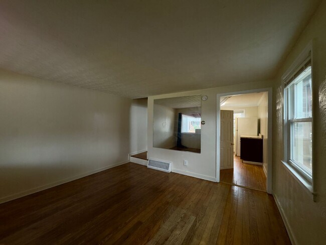 Building Photo - Charming 2Bed/1Bath in Dundalk