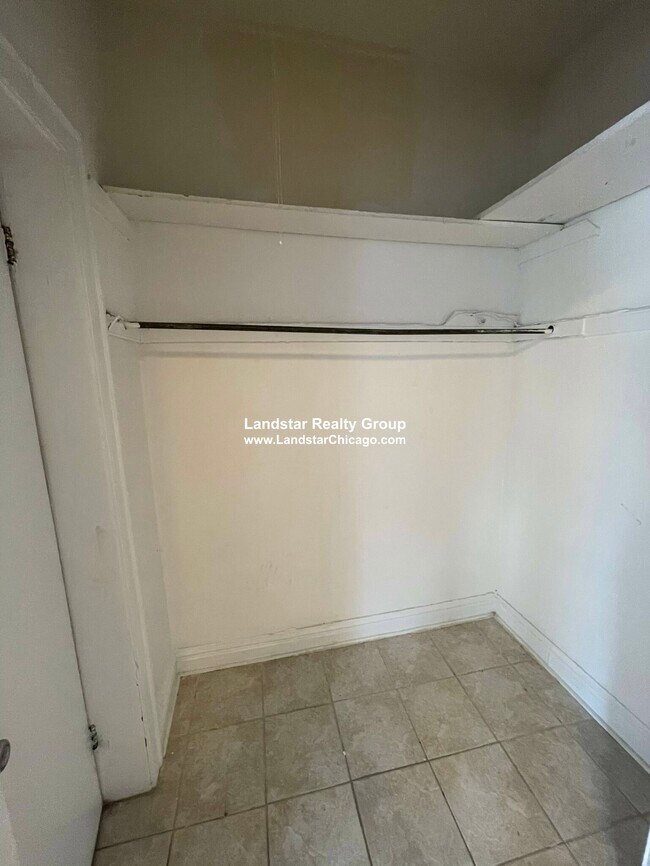 Foto del edificio - 3812 N Pine Grove Ave