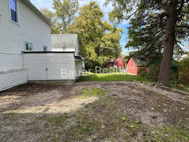 Foto del edificio - Three Bedrooms, One and a Half Bathrooms