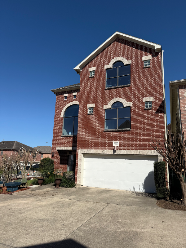 Foto del edificio - 9801 Riddlelink Ln