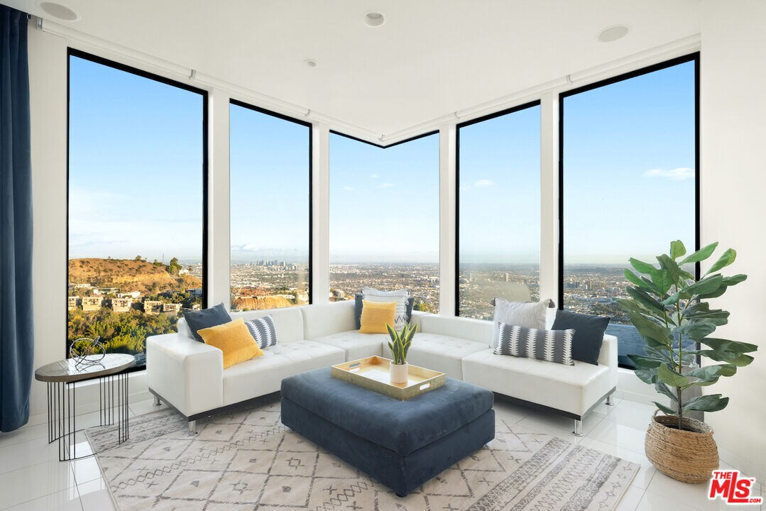 Foto principal - 2231 Sunset Plaza Dr