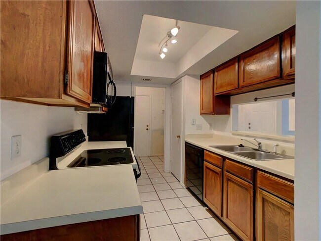 Building Photo - 512 Eberhart Ln