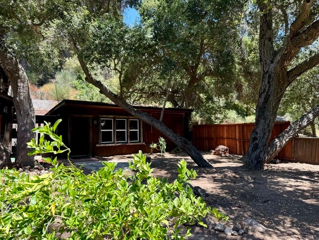Building Photo - 1619 Oak Dr