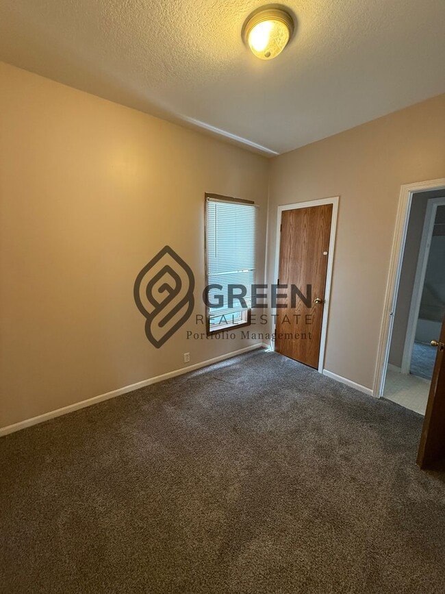 Building Photo - 2 bed 1 bathroom Apartment for rent in Kan...