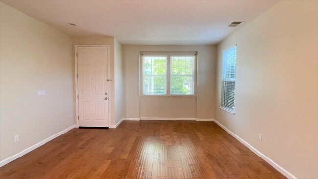 Building Photo - Concord Beautiful 4 bedroom 2.5 bathroom h...