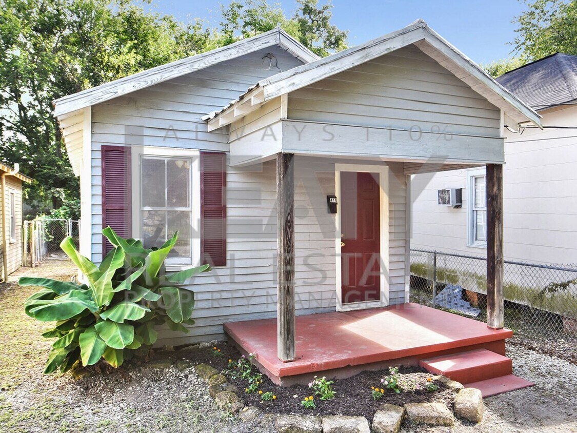 Foto principal - 1 Bed, 1 Bath Cottage Near UL!