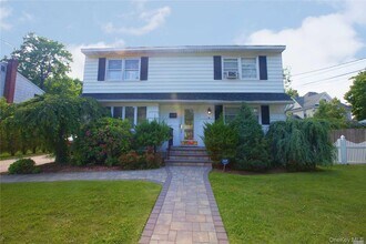 Building Photo - 8 Hallock St