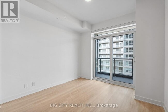 Building Photo - 30 Upper Mall Wy