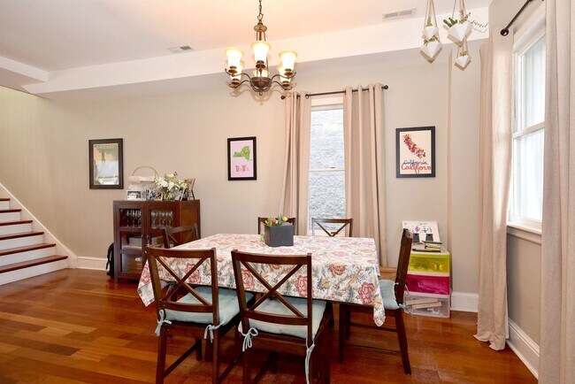 Building Photo - Single-Family Home in Lakeview! Gourmet Ki...