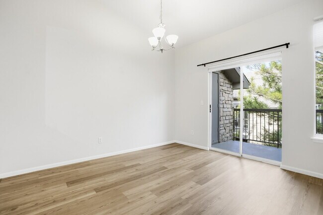 Foto del edificio - Updated Two Bedroom Condo in Great Location - Community Pool