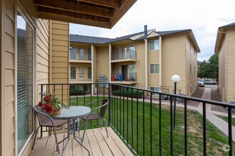 2BR, 1BA - 1000 SF - Colony Hills Apartments