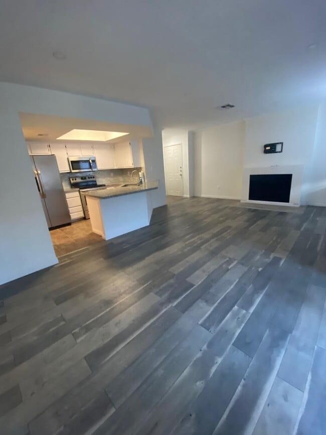 Building Photo - CUTE REMODELED ONE BEDROOM UNIT IN GATED C...