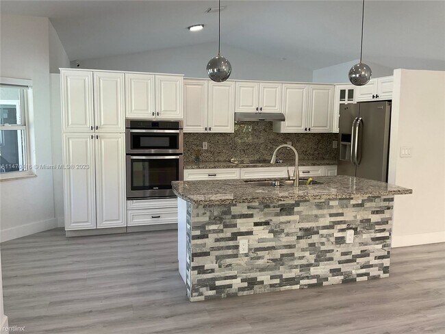 Foto del edificio - 3 br, 2 bath House - 425 SW 198th Ter # 425