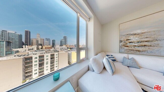 Foto del edificio - 1050 S Grand Ave