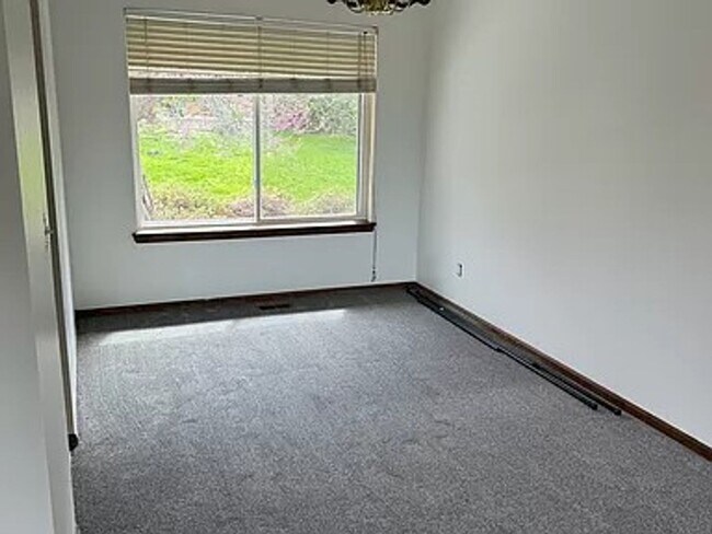 Foto del edificio - 4BR/4BA Updated Home with Finished Basement Suite & Landscaped Yard