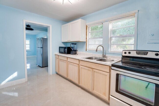 Building Photo - 813 Truman St