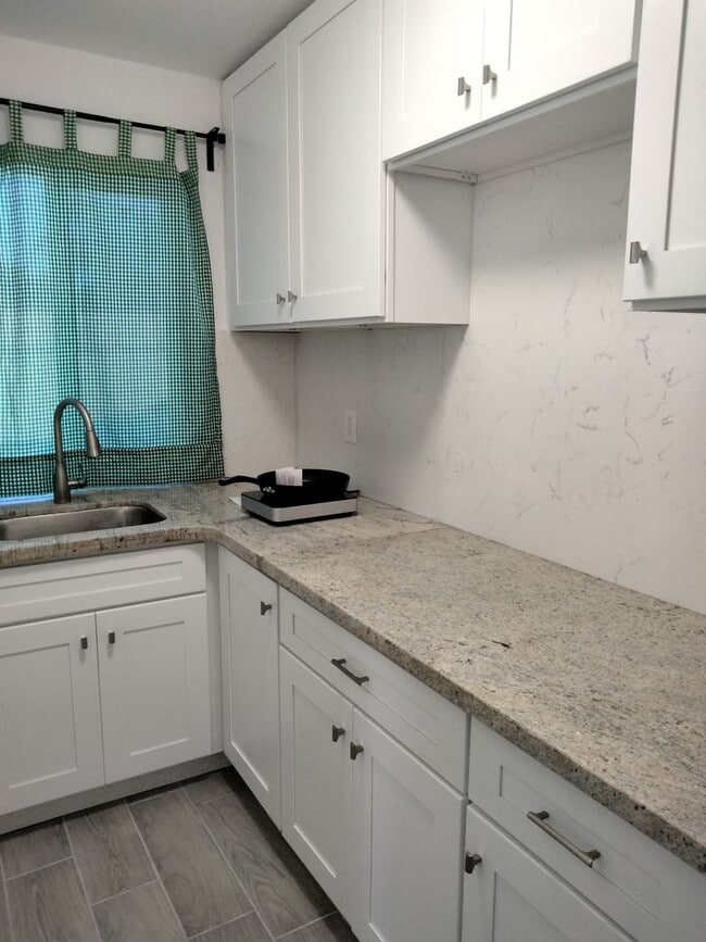 Building Photo - Modern studio with ample storage and priva...