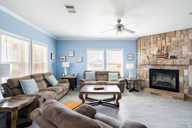 Building Photo - 975 Dolly St