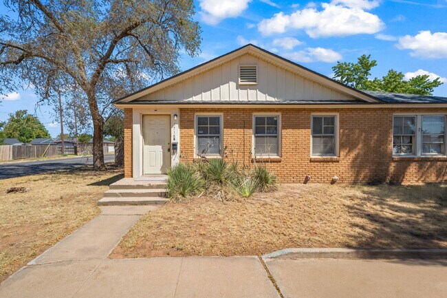 Building Photo - *FIRST MONTH'S RENT FREE* Charming 1 Bedroom Duplex w/ Large Backyard