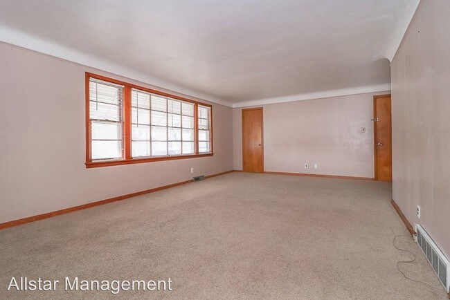 Building Photo - 3 br, 1 bath House - 671 Babbit Rd Up