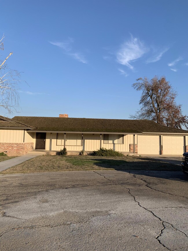 Building Photo - 2815 S Rolinda Ave